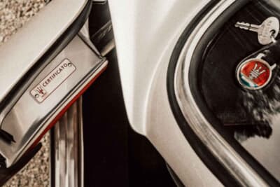 マセラティ 3500 GT ヴィニャーレ コンバーチブル プロトタイプ： アイボリーとレッドのレザーが織りなす空間。ヴィニャーレのロゴカラーを体現している