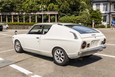 プレーンバックスタイルのリアビュー。FF車とは思えないスタイリングだ