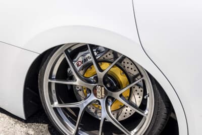 トヨタ ヴェルファイア：足元には強烈なインパクトを放つ、イデアル製ブレーキキットを投入している