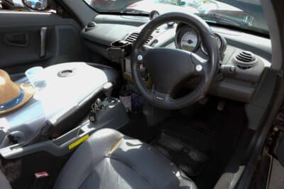 スマート ロードスター：コクピットはいたってシンプル。ステアリングはホイールキャップと同じく、ブラバス純正を流用しさり気なくドレスアップしている