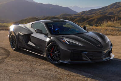 シボレー・コルベットGrand Sport：コックピットを大幅に前進させて実現した低いボンネットから長くカーブを描いてリアデッキに繋がるラインは優雅