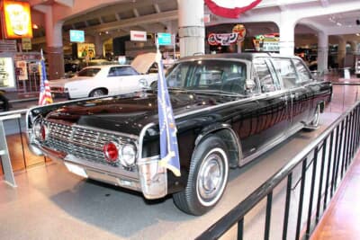 暗殺事件ののち、防弾ガラスやチタン装甲を組み合わせた特注トップが追加されたケネディ大統領のリンカーン