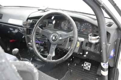 日産 ブルーバード SSS-R：社外ステアリングやロールバーが装着された、スパルタンな運転席周り