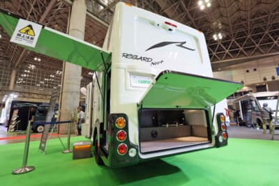 レガードNeo+:大きく跳ね上がるリアハッチ。長尺物やキャンプギアの出し入れも楽に行える構造だ