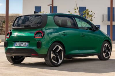 ルノー・トゥインゴ E-Tech エレクトリック：丸みを帯びた愛らしいリアビューは先代譲り。リアウインドウのフレームも独特の個性を主張する