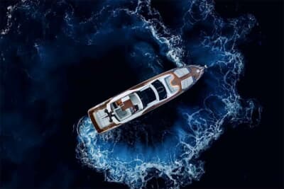 海原を悠然と切り裂き、白いウェイクを描く「AZIMUT FLY62」。真上からのアングルは、その完成された一体感と、波の上でさえ余裕を感じさせる佇まいを物語ります