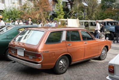 日産 バイオレットバン：カタログ設定色「サンオレンジ」のリアビュー。修復時にオーナーの好みで色替えされたものだ