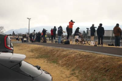 セッション開始前の早朝から、コースサイドにはカメラを構える熱心なモータースポーツファンが並んだ