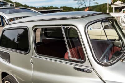 スバル 360カスタム：丸みを帯びたフロントから直線的なリアへと続くユニークなサイドビュー