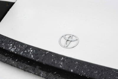 トヨタ セリカ GT-FOUR RC：雪に覆われたフロントノーズに輝くトヨタのエンブレム