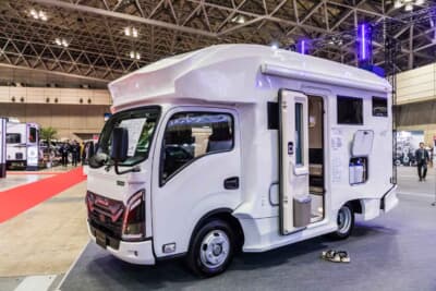 VANTECH ASTRARE TRIAS 480：エントランスドアを開けたサイドビュー。全長4.8mというコンパクトなサイズ感のなかに、充実の機能が詰め込まれている