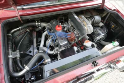 日野 コンテッサ 1300 デラックス：リアエンジン・リアドライブ（RR）を採用するコンテッサ。20年ほど前に父親がSUツインキャブへと換装しており、心地よいレスポンスが楽しめる