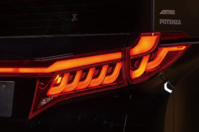 ジュエルLEDテールランプウルトラ：バックフォグ搭載車に対応これまで非対応だった純正バックフォグ機能に新たに対応。純正装備車ならカプラーONで、左右ブレーキランプの一部がバックフォグとして点灯する