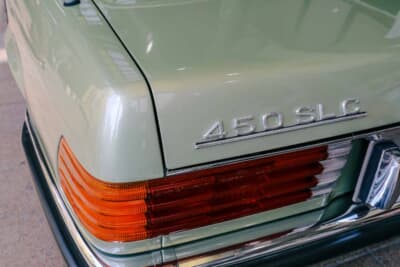 メルセデス・ベンツ 450SLC：古いメルセデス・ベンツの特徴である凹凸があるテールランプ。泥水が跳ねても点灯が視認しやすくなるよう考えられたデザインだ