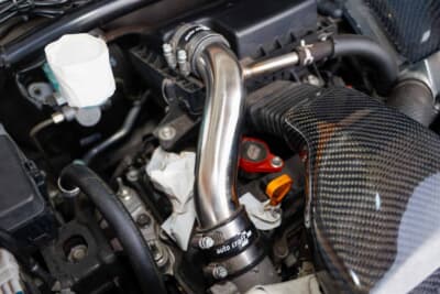 スズキ HA36アルトワークス：インテークパイプはステンレス製に変更。中高速のトルクが増えるだけでなく、エンジンルームを美しく彩るにもピッタリなパーツだ