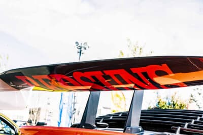 トヨタ 86：GTウィングの裏にはREDSUNSの文字が刻まれている