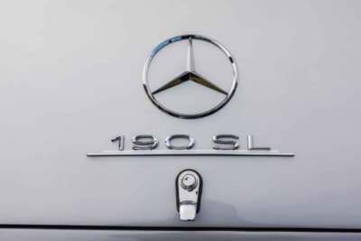 メルセデスベンツ 190SL：トランクに輝くスリーポインテッドスターと、誇らしげなモデルエンブレム