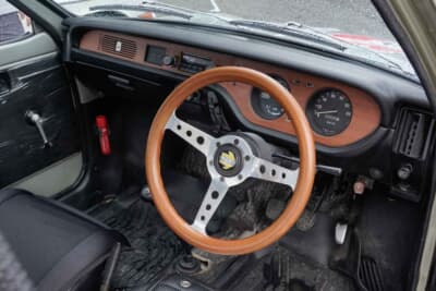 ホンダ ライフ：高級グレードらしく木目があしらわれたインパネ。モモ製ステアリングを装着