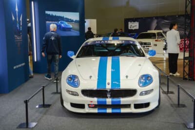 マセラティ グランスポーツ トロフェオ:ホワイトにブルーのストライプが映える、2003年式レーシングカー
