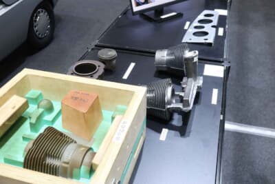 トヨタ スポーツ800：当時を偲ばせる部品群。メーカー直系のアーカイブ展示が光る