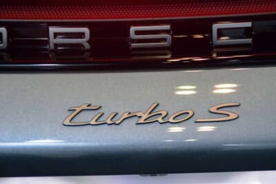 スクリプト体の「turbo S」エンブレムは1974年登場の初代911ターボから続く伝統的な表現。