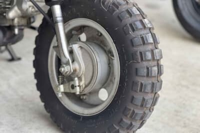 四輪だけでなく、バイクの足元を支えるブロックタイヤにも天然ゴムは不可欠だ