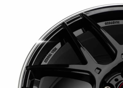 MOMO COMPETIZIONE：ポリッシュ仕上げのリムが全体的なデザインを引き締める