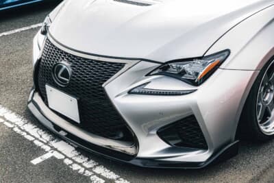 レクサス RC F：フロントにはTOM'Sのフロントスプリッターを装着。スピンドルグリルを中心としたアグレッシブなフロントフェイスをさらに引き締める