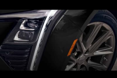 キャデラック CT5：垂直に伸びた光のラインが印象的なバーティカルシグネチャーライト。1950年代のテールフィンに着想したデザインが現代に甦る