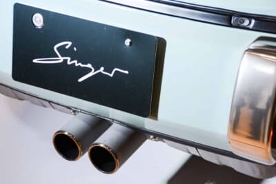 ポルシェ 911 リイマジンドbyシンガー・クラシックスタディ：センター出しのデュアルエキゾーストが往年のレーシング仕様を彷彿とさせる