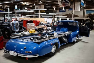 メルセデス ベンツ ブルーワンダー：幻のトランポーターの精巧な復刻版も収まっている