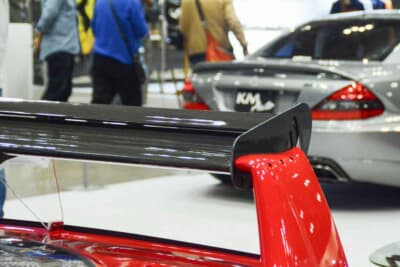 フェラーリ F40LM：可変式リアウイングを備える。ステーは透明だ