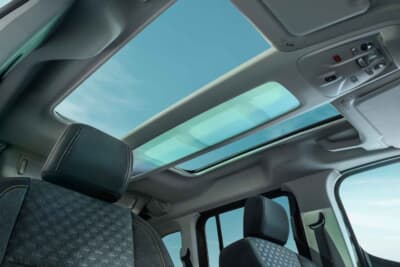 プジョー リフター：パノラミックガラスルーフ、センターのルーフストレージ、後方の天井収納ボックスだ