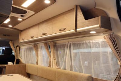 レクビィ プラス LIV'N：窓上に設けられたオーバーヘッド収納とカーテン。収納とプライバシーを両立するレクビィの室内設計が細部にまで行き届く