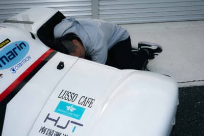 パッセンジャーとしての経験も豊富な冨本さん。低い姿勢は空気抵抗の軽減に加え、重心を下げて旋回性能を高めることにもつながる