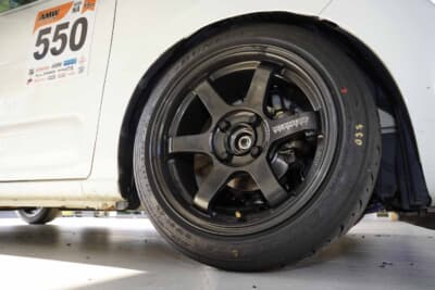 スズキ HA37 アルト：多くのユーザーがポテンザRE-71RSをチョイスするなか、DIREZZA ZⅢでレースに挑んだ。ホイールはVOLK RACING TE37