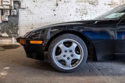 9900ドル（邦貨換算約156万円）で落札された「ポルシェ 944」（C）Courtesy of RM Sotheby's