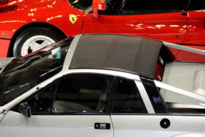 ランチア ベータ モンテカルロ：クーペのほかに設定された「スパイダー」仕様だ。黒いルーフ部分は手動で後方へ巻き取れるキャンバストップとなっており、手軽にオープンエアーを楽しめる