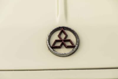 ミツビシ 360バン：フロントで輝くスリーダイヤ。三菱初となる商用四輪車の誇りが宿る