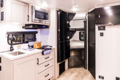 JAYCO 19MBS-BAJA：車体後部にはキッチンやトイレが完備され、快適な旅をサポートする