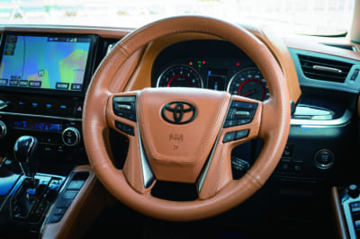 トヨタ アルファード：キャメルの内装はプレミアムなイメージ満点。ステアリングは210クラウン用で、アルファードの純正スイッチ機能を移植    