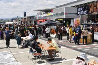 飲食スペースもしっかりと確保し、お昼時は大盛況