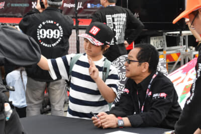 選手らのサイン会とは別に、レジェンド土屋圭市氏のサイン会も抽選で行われた。ドリフトを世界へ押し上げたカリスマとの交流に、当選したファンは喜びに包まれた