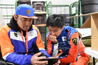 走行後は映像を確認。「自分がこう出来てるなっていう感覚と、外からの目ってやっぱ全然違ってて、まずそこを一致させる作業をしてて、ちょっとずつ一致し始めてます」