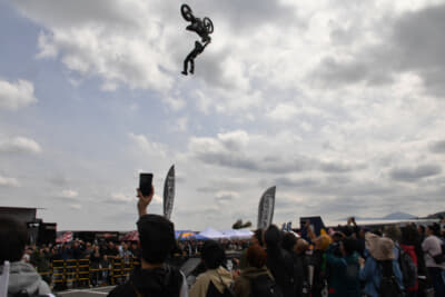 MC和田ポリスの盛り上げも楽しめる「FMX SHOWCASE」。今回も4名のライダーによる競演が楽しめた