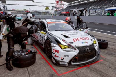 ピットインしてタイヤ交換を受ける＃31 DENSO LEXUS RC F GT3。中盤の混乱でトップに立つ場面もあったが、最後は＃23 TKRI松永建設AMG GT3にかわされ3位でフィニッシュした
