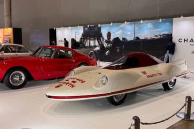 主催者展示「Designed by ピニンファリーナ」コーナーの展示車両。手前に流線形ボディの「フィアット アバルト 750 レコルド エンデューロ ピニンファリーナ」、左奥に「フェラーリ 250GT SWB」が並ぶ
