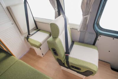 走行中の「乗車モード」は、サイド2列目・3列目の2人を含め5～6人乗りの座席配置に。一方、「対座モード」は夫婦でテーブルを挟みながらくつろげる。