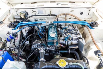 日産 バイオレット・オースター 1400DX：A14型エンジンにOER φ45キャブレターを装着したエンジンルーム。ストラットタワーバーも組み込まれている