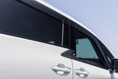 トヨタ ヴェルファイア：1列目のウインドウにリアのプライバシーガラス近似色のフィルムを施工し、統一感を図っている